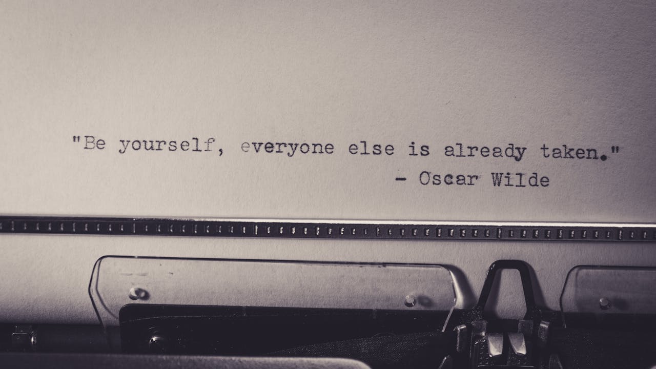 Accueil Vintage typewriter displaying Oscar Wilde